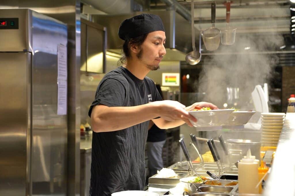 chef, serving, ramen-4021815.jpg